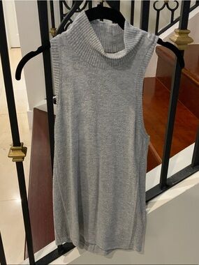 Sleeveless Turtleneck Knit Top - Gray